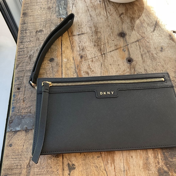 DKNY Blake leather wristlet,new. - Picture 2 of 7